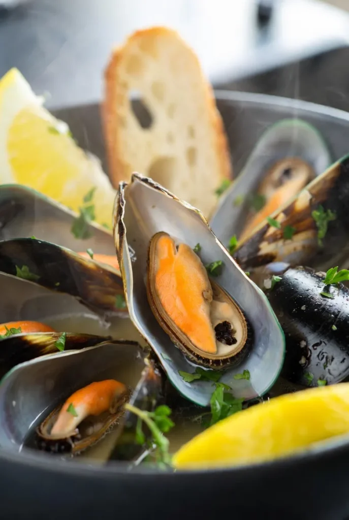 Mussels in Garlic White Wine Broth
